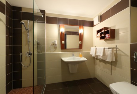 Deluxe kétágyas szoba fürdőszobája