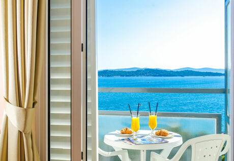 Kétágyas pótágyazható, tengerre néző, balkonos standard szoba