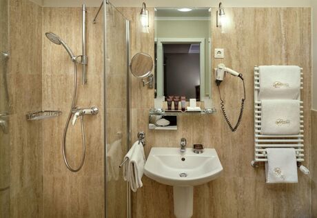Udvarház - Standard szoba fürdőszobája