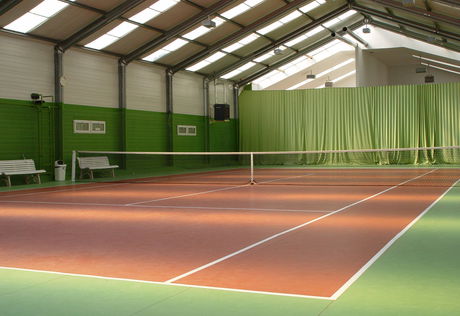Fedett teniszpálya