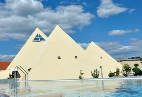 Piramis Fürdő
