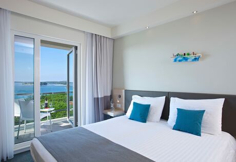 Kétágyas pótágyazható superior tenger oldali, balkonos szoba