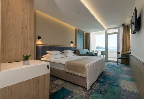 Kétágyas superior pótágyazható, tengerre néző, balkonos szoba
