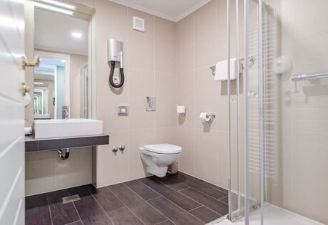 Kétágyas standard medencére néző szoba- fürdőszoba