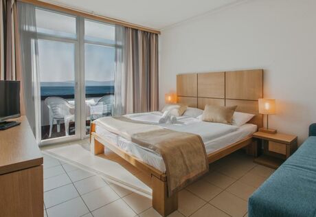 Kétágyas pótágyazható comfort tenger oldali balkonos szoba