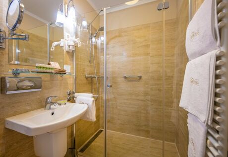 Udvarház - Standard szoba fürdőszobája
