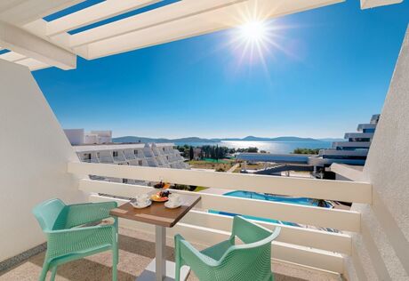 Kétágyas pótágyazható superior, tengerre néző, balkonos szoba