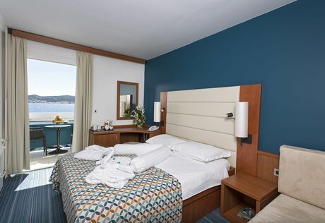 Kétágyas pótágyazható superior tengerre néző, balkonos szoba
